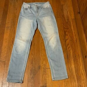 Wow straight, high rise, light wash jeans